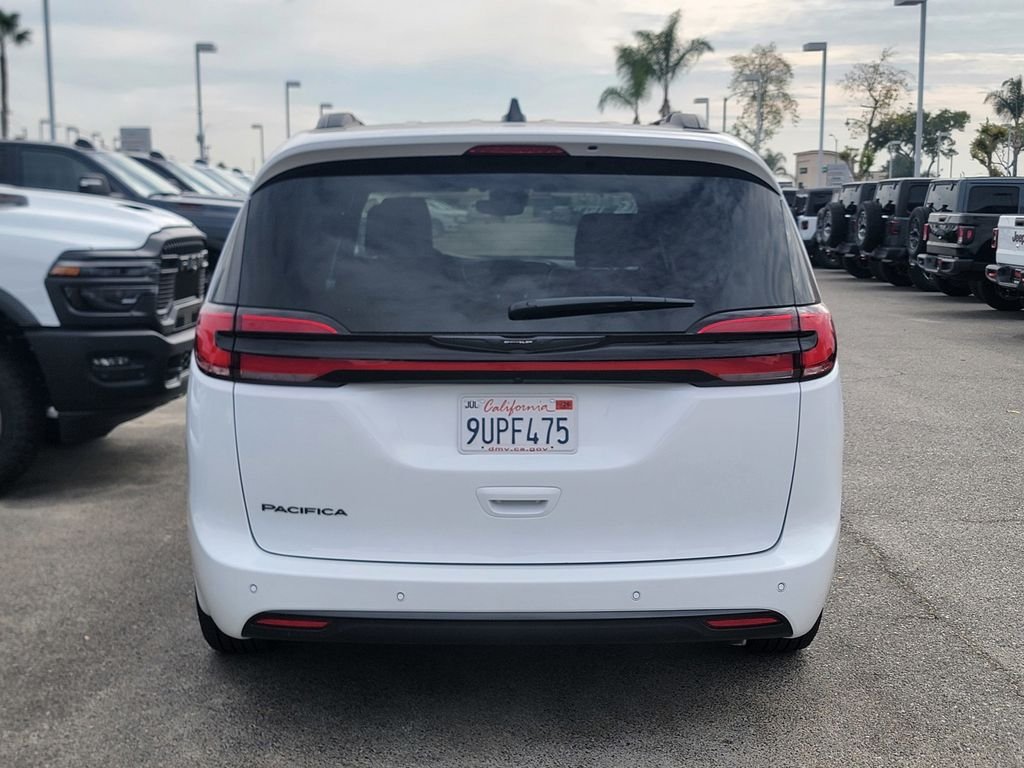New 2025 Chrysler Pacifica Select w/ Fav Edition Package FWD image 5