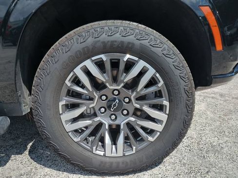 Used 2025 Chevrolet Suburban Z71 AWD/4WD image 11