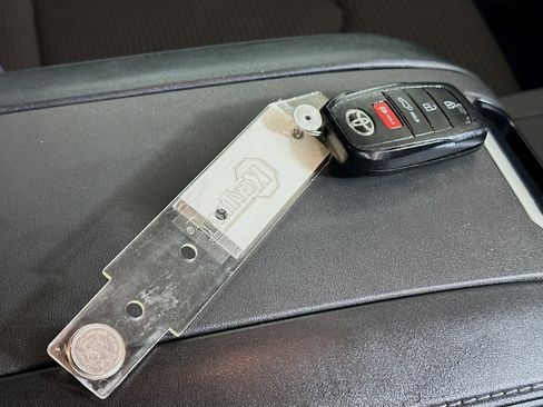 Used 2024 Toyota Highlander LE FWD image 33