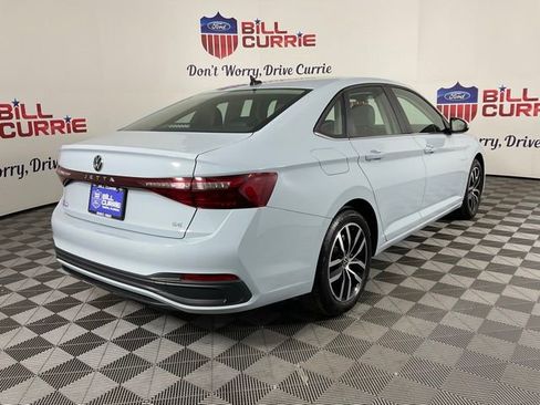 Used 2025 Volkswagen Jetta SE image 3