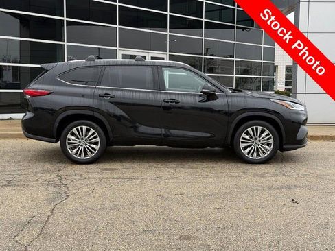 Used 2023 Toyota Highlander Platinum image 2