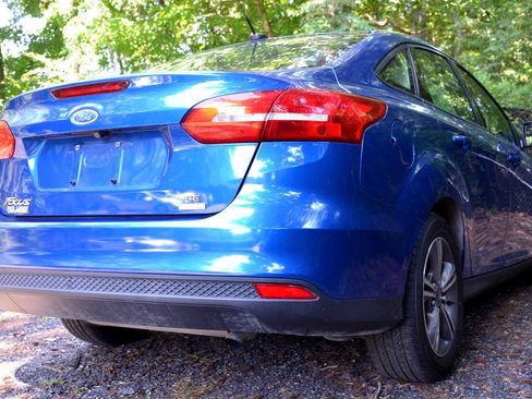 Used 2018 Ford Focus SE w/ SE Appearance Package FWD image 5