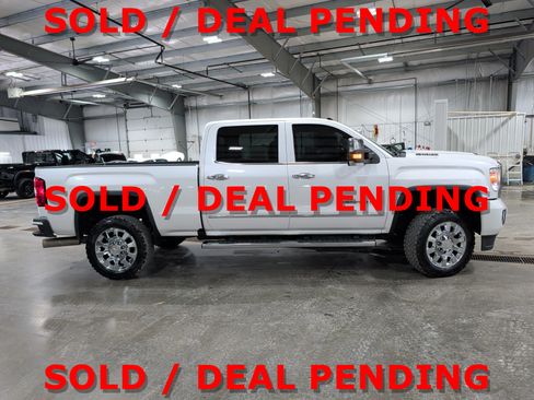 Used 2019 GMC Sierra 2500 Denali w/ Duramax Plus Package AWD/4WD image 2
