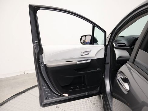 Used 2026 Toyota Sienna XLE FWD image 16