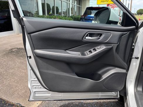 Used 2025 Nissan Rogue SV FWD image 15