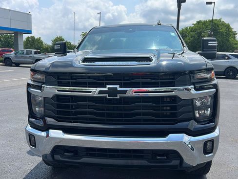 Used 2024 Chevrolet Silverado 2500 LT AWD/4WD image 3