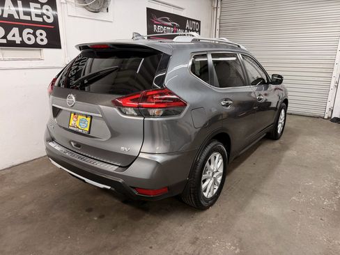 Used 2018 Nissan Rogue SV image 4