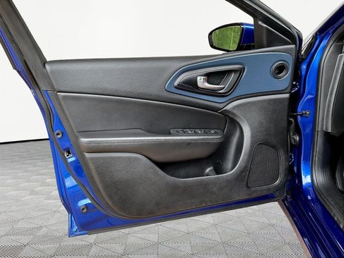Used 2015 Chrysler 200 S w/ Comfort Group FWD image 19