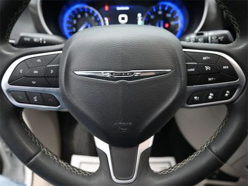 Used 2023 Chrysler Pacifica Touring-L image 15