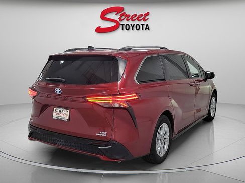 Used 2021 Toyota Sienna XSE AWD/4WD image 4