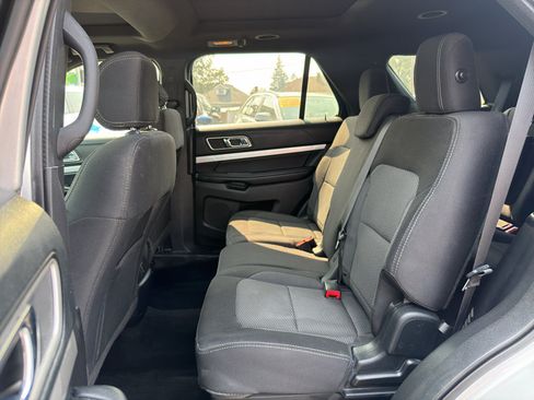 Used 2017 Ford Explorer XLT w/ Equipment Group 201A AWD/4WD image 16