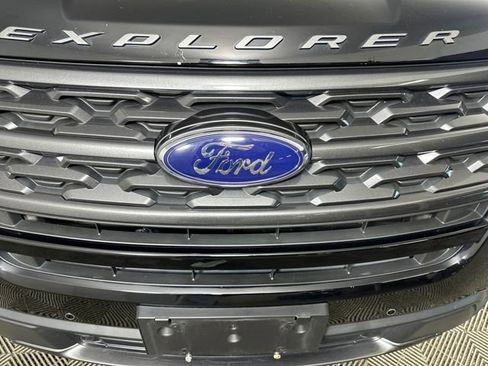 Used 2018 Ford Explorer XLT w/ Equipment Group 202A image 9