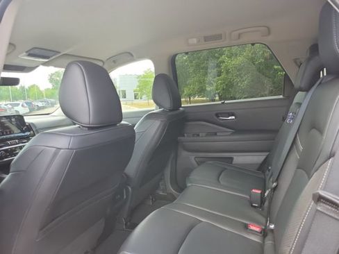 Used 2025 Nissan Pathfinder SL AWD/4WD image 27