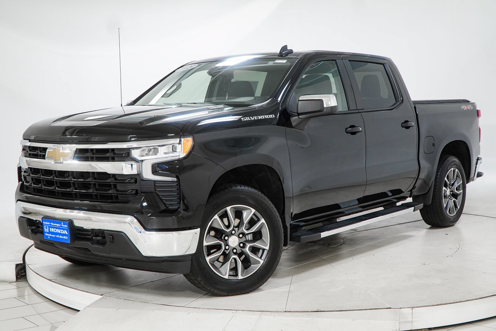 Used 2025 Chevrolet Silverado 1500 LT AWD/4WD image 1
