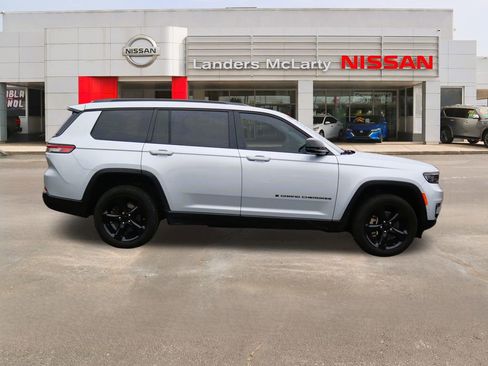 Used 2023 Jeep Grand Cherokee L Limited w/ Luxury Tech Group II image 2