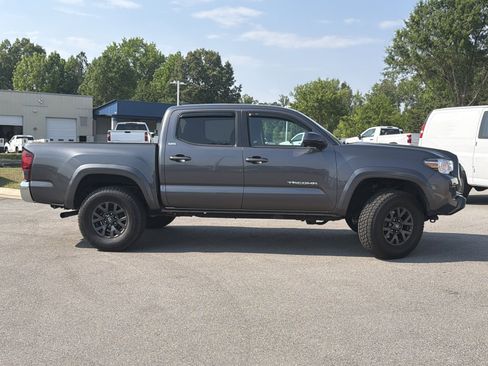 Used 2021 Toyota Tacoma SR5 AWD/4WD image 13