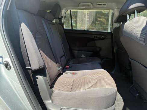 Used 2025 Toyota Highlander LE FWD image 42