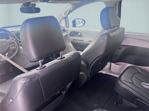 Certified 2023 Chrysler Pacifica Touring-L image 23