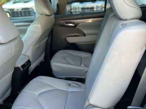 Used 2023 Toyota Highlander Limited FWD image 12