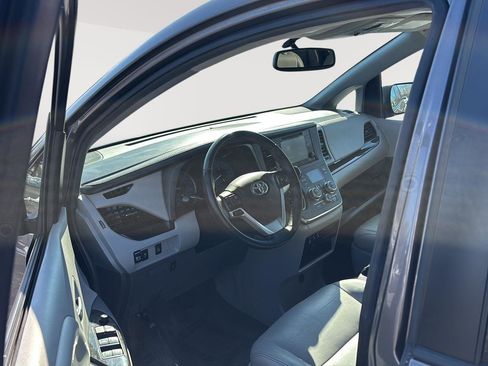 Used 2017 Toyota Sienna XLE FWD image 2