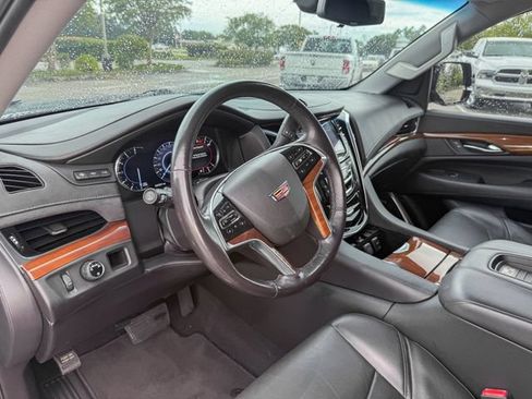 Used 2018 Cadillac Escalade Luxury RWD image 14
