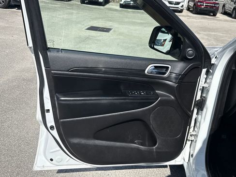 Used 2020 Jeep Grand Cherokee Altitude RWD image 14