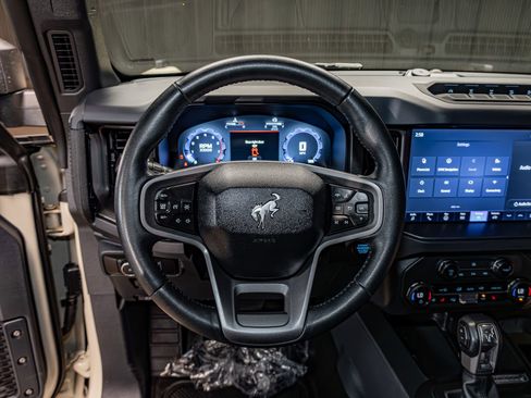Used 2025 Ford Bronco Badlands image 16