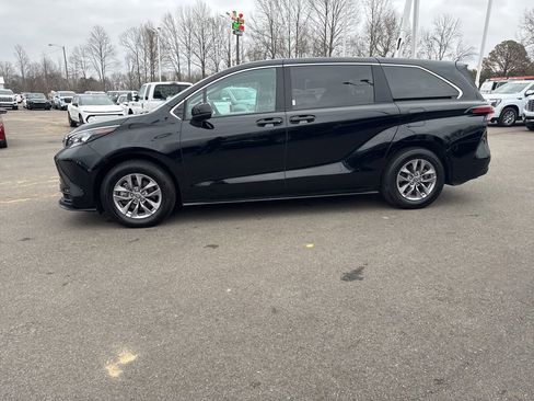 Used 2024 Toyota Sienna LE image 2