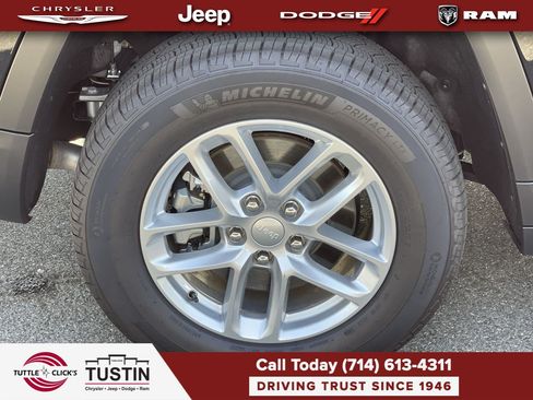 Used 2025 Jeep Grand Cherokee L Laredo w/ Luxury Tech Group I AWD/4WD image 11
