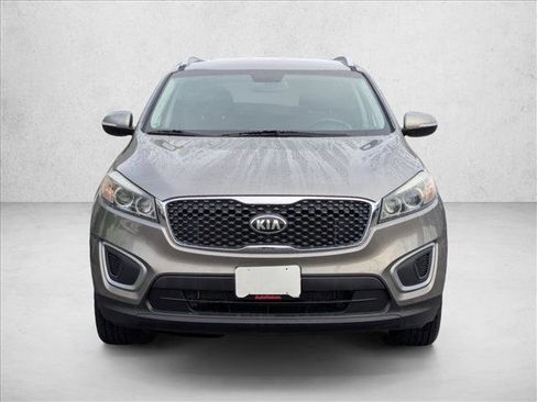 Used 2017 Kia Sorento LX w/ LX Convenience Package image 2