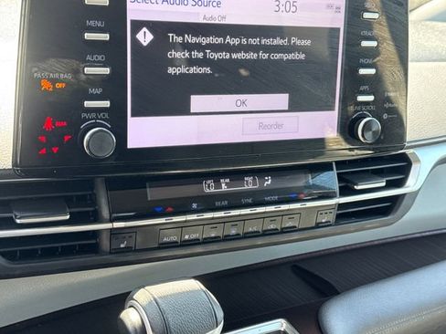 Used 2023 Toyota Sienna XLE FWD image 23
