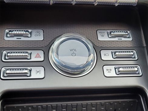 Certified 2025 Lincoln Nautilus Premier image 24