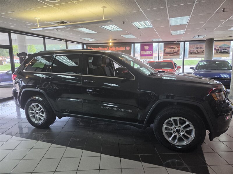 Used 2018 Jeep Grand Cherokee Laredo AWD/4WD image 3