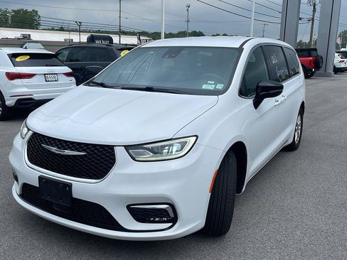 Used 2025 Chrysler Pacifica Select FWD image 3