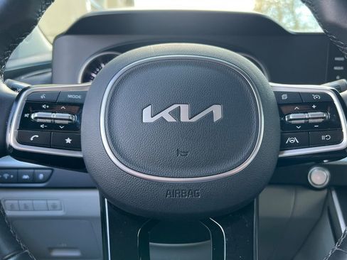 Used 2023 Kia Carnival LX image 21