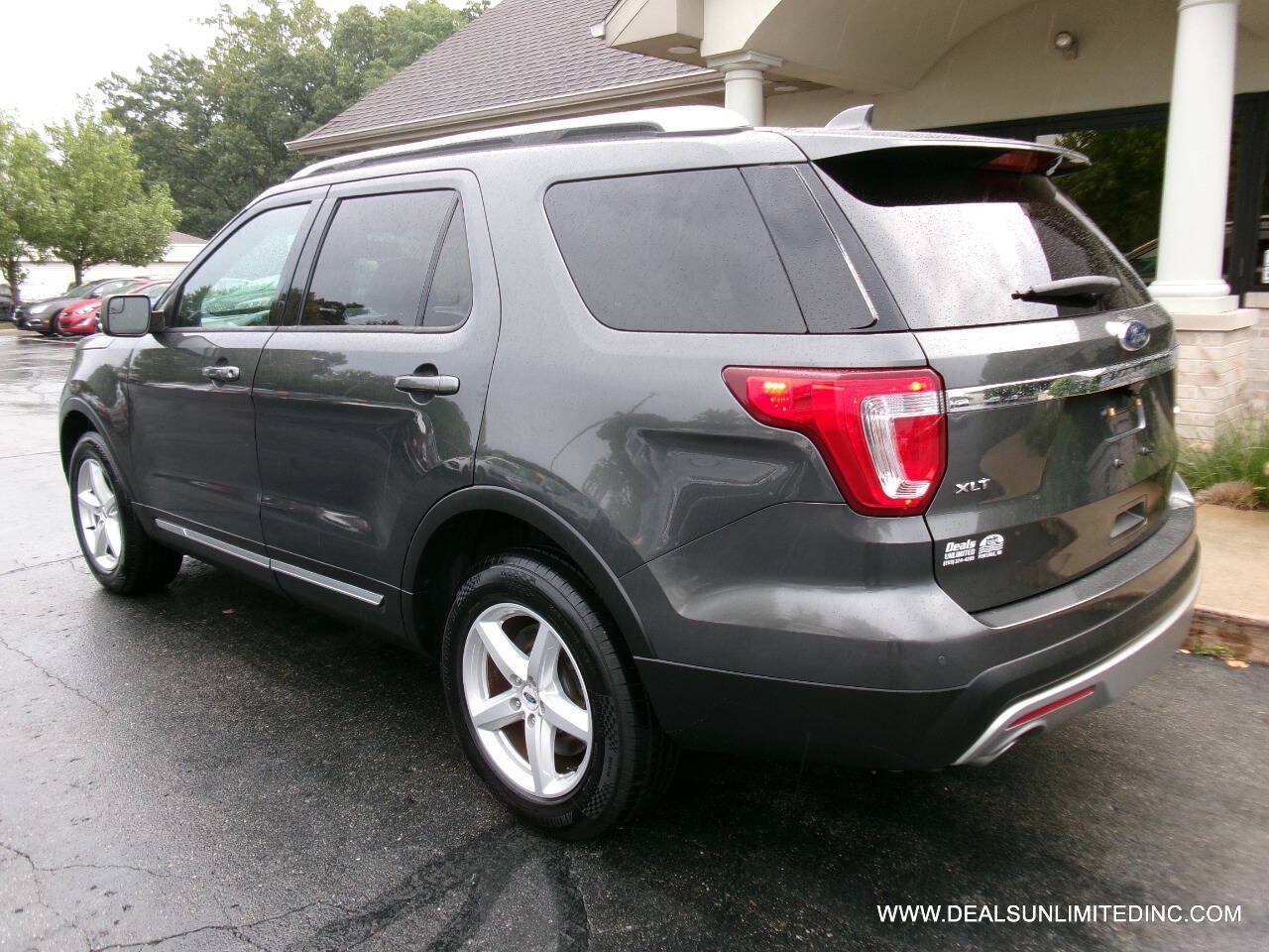 Used 2017 Ford Explorer XLT w/ Equipment Group 202A AWD/4WD image 4