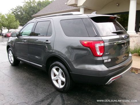 Used 2017 Ford Explorer XLT w/ Equipment Group 202A AWD/4WD image 4
