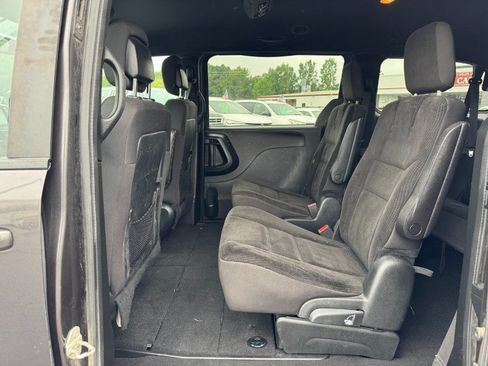 Used 2018 Dodge Grand Caravan SE FWD image 16
