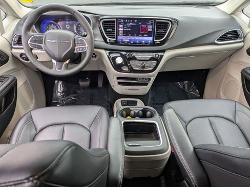 Certified 2024 Chrysler Pacifica Touring-L image 23