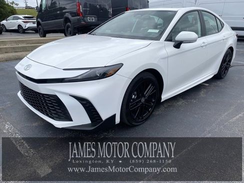 Used 2025 Toyota Camry SE image 1