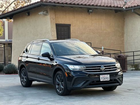 Used 2023 Volkswagen Tiguan SE w/ Panoramic Sunroof Package image 1