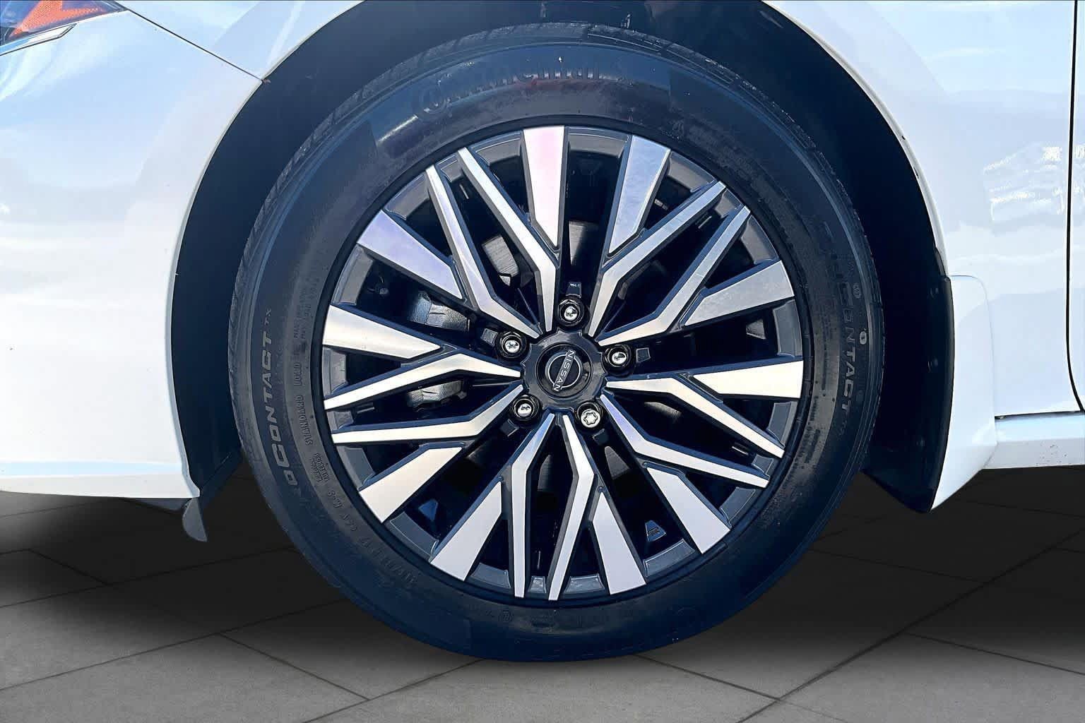 Used 2024 Nissan Altima 2.5 SV w/ SV Premium Package FWD image 11