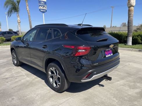Used 2025 Chevrolet Trax LT FWD image 6