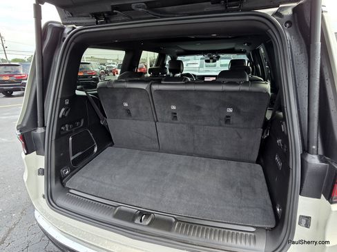 Used 2022 Jeep Wagoneer Series III w/ Premium Group I AWD/4WD image 17