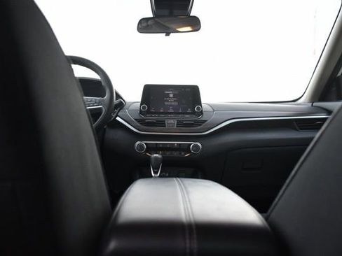 Used 2025 Nissan Altima 2.5 SV FWD image 11