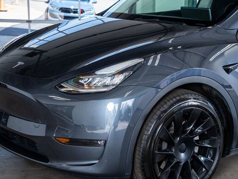 Used 2022 Tesla Model Y Long Range image 12