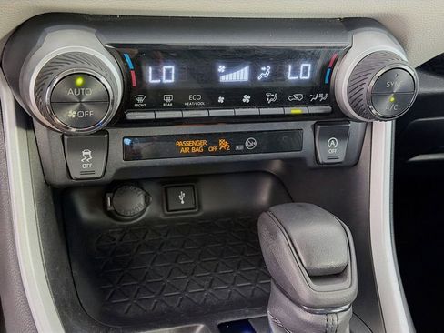 Used 2021 Toyota RAV4 XLE w/ Convenience Package FWD image 19
