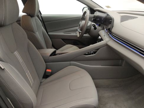 Used 2025 Hyundai Elantra SEL image 21