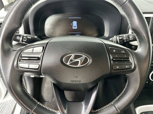 Used 2023 Hyundai Venue Limited image 21