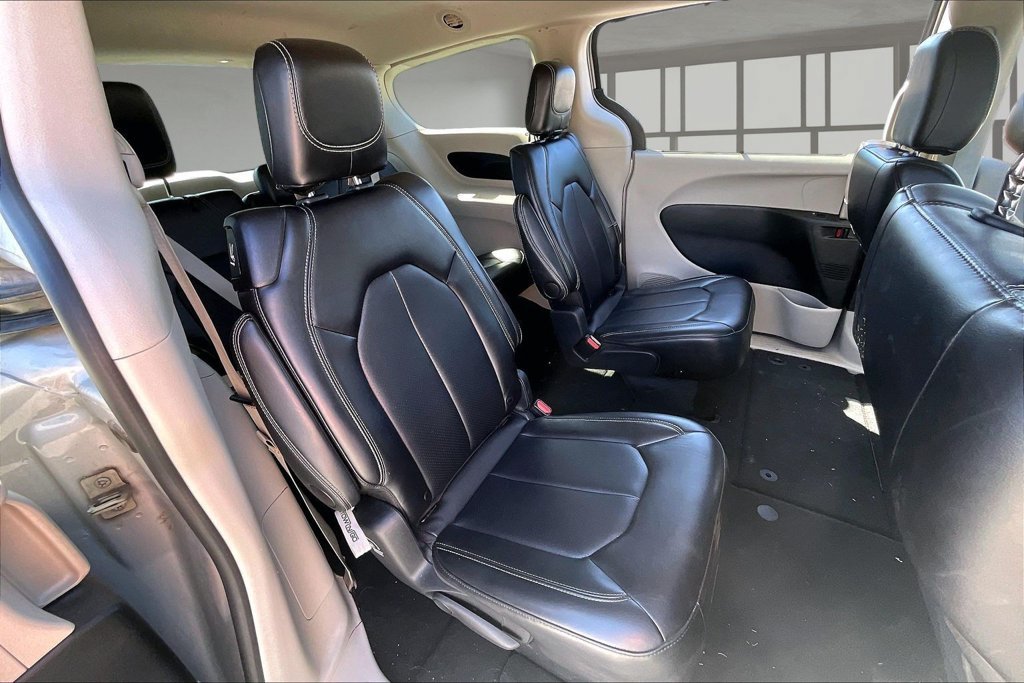 Used 2024 Chrysler Pacifica Touring-L FWD image 24